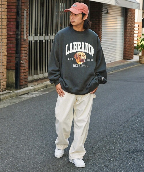 Labrador Retriever（ラブラドールリトリーバー）の「Labrador Retriever/ラブラドールレトリーバー 別注 カレッジロゴ刺繍 ビッグシルエット プルオーバースウェット（スウェット・メンズ・グリーン/チャコール/ネイビー/グレー/杢グレー/カーキ/ダークブラウン/グレイッシュベージュ/オフホワイト/レッド・L/M）」の21枚目の写真