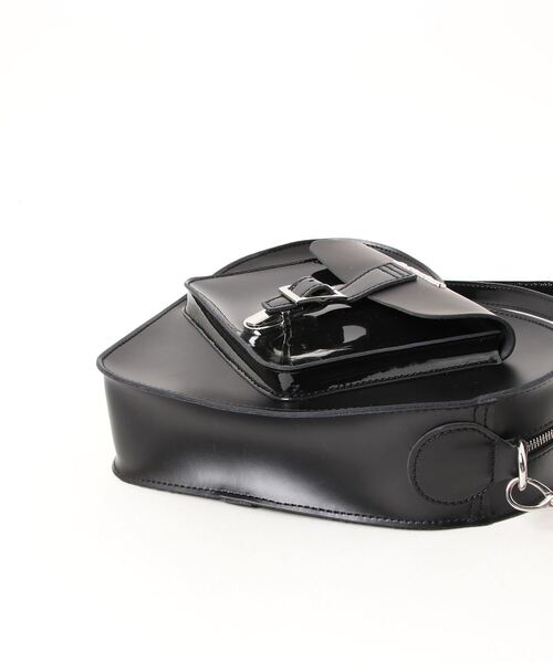 Dr. Martens(ドクターマーチン)の「Dr.Martens/ドクターマーチン/HEART LEATHER BACKPACK(ショルダーバッグ・レディース・ブラック・F)」の3枚目の写真