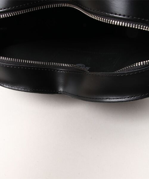 Dr. Martens(ドクターマーチン)の「Dr.Martens/ドクターマーチン/HEART LEATHER BACKPACK(ショルダーバッグ・レディース・ブラック・F)」の4枚目の写真