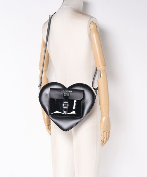 Dr. Martens(ドクターマーチン)の「Dr.Martens/ドクターマーチン/HEART LEATHER BACKPACK(ショルダーバッグ・レディース・ブラック・F)」の5枚目の写真