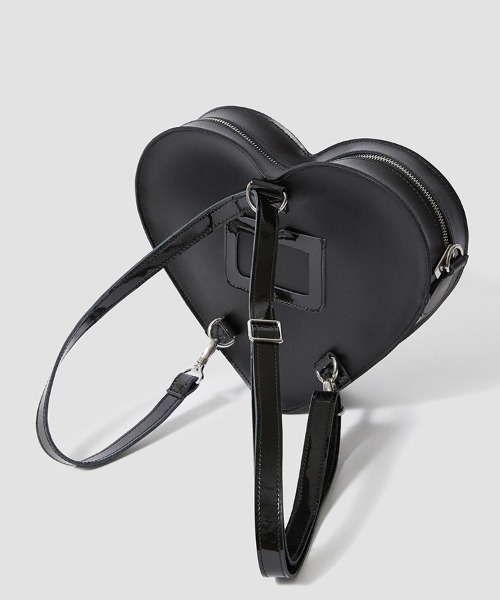 Dr. Martens(ドクターマーチン)の「Dr.Martens/ドクターマーチン/HEART LEATHER BACKPACK(ショルダーバッグ・レディース・ブラック・F)」の14枚目の写真