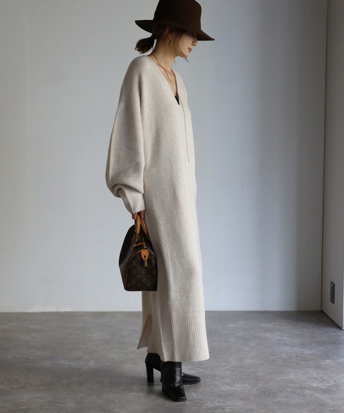 Bonjour Sagan(ボンジュールサガン)の「ディープVネックニットワンピース(ワンピース・レディース・チャコールグレー/アイボリー/モカ/グレー・FREE)」の6枚目の写真