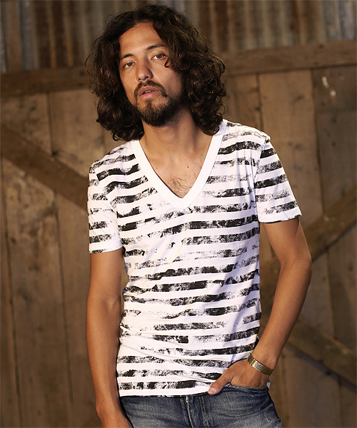 NO ID.（ノーアイディ）の「mt2775 - コットン天竺クラックボーダーＶネックTシャツ（Tシャツ/カットソー・メンズ・ブラック/ホワイト・1/2）」の2枚目の写真