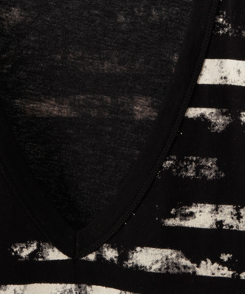 NO ID.（ノーアイディ）の「mt2775 - コットン天竺クラックボーダーＶネックTシャツ（Tシャツ/カットソー・メンズ・ブラック/ホワイト・1/2）」の4枚目の写真