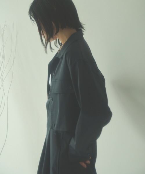 HANNE（アン）の「【セットアップ対応】カットオフクロップドシャツ（シャツ/ブラウス・レディース・ネイビー/オフホワイト・フリー）」の10枚目の写真
