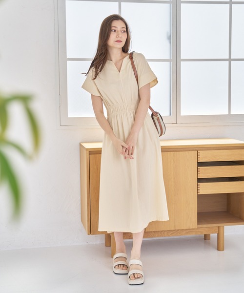 a:mure(アミュール)の「ウエストギャザーワンピース(ワンピース・レディース・ホワイト/ラベンダー・F)」の1枚目の写真