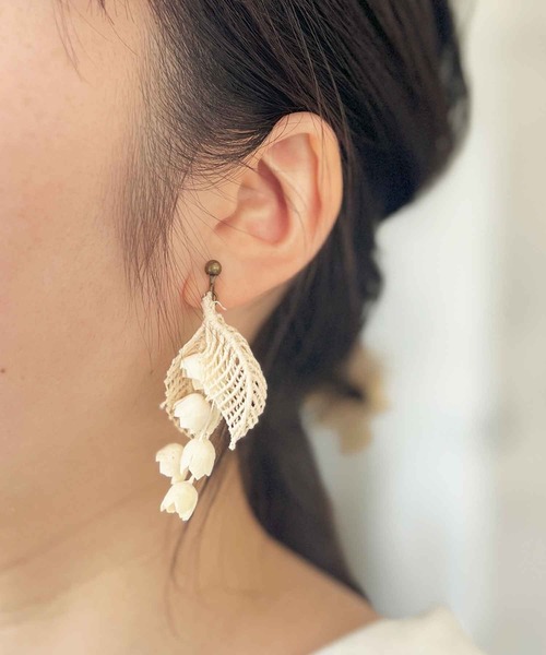 m.soeur（エムスール）の「スズランと葉っぱレースのピアス（ピアス（両耳用）・レディース・ホワイト・FREE）」の2枚目の写真