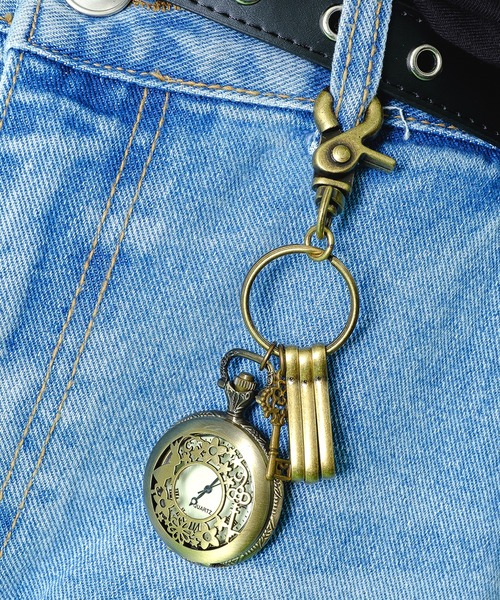 an meets zakka(アンミツザッカ)の「an meets zakka 不思議の国のアリス懐中時計カラビナキーリング(キーホルダー・メンズ・アンティークゴールド・ONE SIZE)」の1枚目の写真