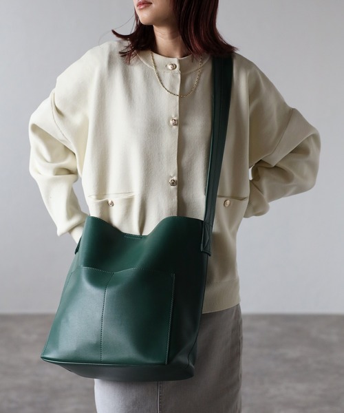 GUSCIO(グッシオ)の「【グッシオベーシック】ワイドベルトビッグショルダーバッグ 外ポケット付き(ショルダーバッグ・レディース・アイボリー/ブラック/グレー/グリーン・FREE)」の4枚目の写真