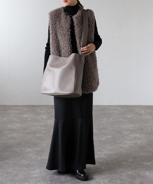 GUSCIO(グッシオ)の「【グッシオベーシック】ワイドベルトビッグショルダーバッグ 外ポケット付き(ショルダーバッグ・レディース・アイボリー/ブラック/グレー/グリーン・FREE)」の22枚目の写真