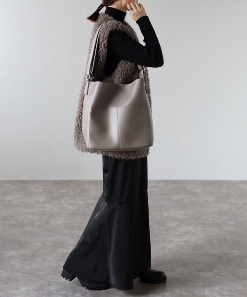 GUSCIO(グッシオ)の「【グッシオベーシック】ワイドベルトビッグショルダーバッグ 外ポケット付き(ショルダーバッグ・レディース・アイボリー/ブラック/グレー/グリーン・FREE)」の20枚目の写真