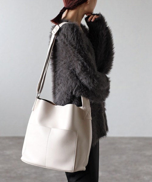 GUSCIO(グッシオ)の「【グッシオベーシック】ワイドベルトビッグショルダーバッグ 外ポケット付き(ショルダーバッグ・レディース・アイボリー/ブラック/グレー/グリーン・FREE)」の18枚目の写真