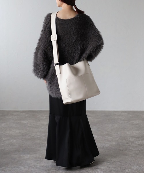 GUSCIO(グッシオ)の「【グッシオベーシック】ワイドベルトビッグショルダーバッグ 外ポケット付き(ショルダーバッグ・レディース・アイボリー/ブラック/グレー/グリーン・FREE)」の16枚目の写真