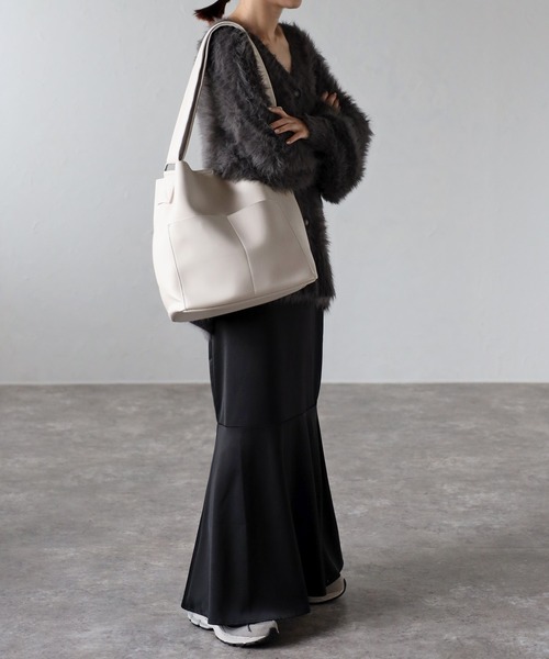 GUSCIO(グッシオ)の「【グッシオベーシック】ワイドベルトビッグショルダーバッグ 外ポケット付き(ショルダーバッグ・レディース・アイボリー/ブラック/グレー/グリーン・FREE)」の14枚目の写真