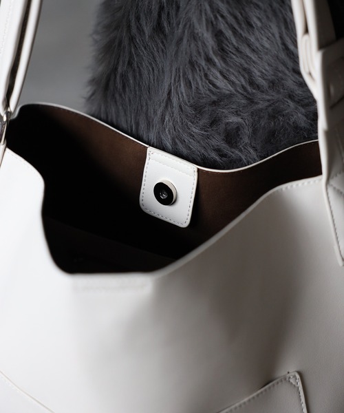 GUSCIO(グッシオ)の「【グッシオベーシック】ワイドベルトビッグショルダーバッグ 外ポケット付き(ショルダーバッグ・レディース・アイボリー/ブラック/グレー/グリーン・FREE)」の12枚目の写真