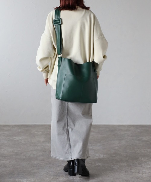 GUSCIO(グッシオ)の「【グッシオベーシック】ワイドベルトビッグショルダーバッグ 外ポケット付き(ショルダーバッグ・レディース・アイボリー/ブラック/グレー/グリーン・FREE)」の5枚目の写真