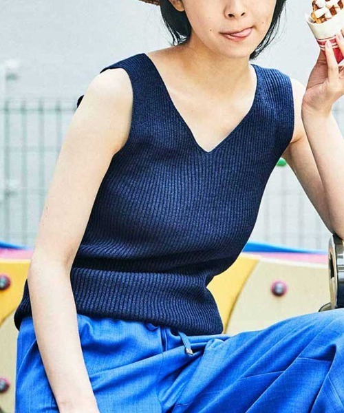 Live in comfort(リブインコンフォート)の「リブ イン コンフォート さらり涼感が心地いい 2-WAY和紙混ニットタンクトップ(タンクトップ・レディース・ベージュ/ネイビー/ブラック・MEDIUM/LARGE/X-LARGE/XX-LARGE/XXX-LARGE/SMALL)」の1枚目の写真
