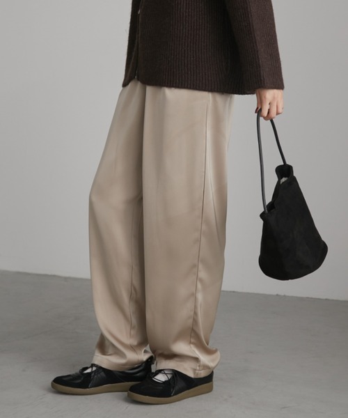 Aunt Marie's（アントマリーズ）の「【S,M,Lサイズ展開】タックサテンワイドスラックスパンツ（スラックス・レディース・ベージュ/ブルー/ブラック/モカ/ブラウン・S/M/L）」の13枚目の写真