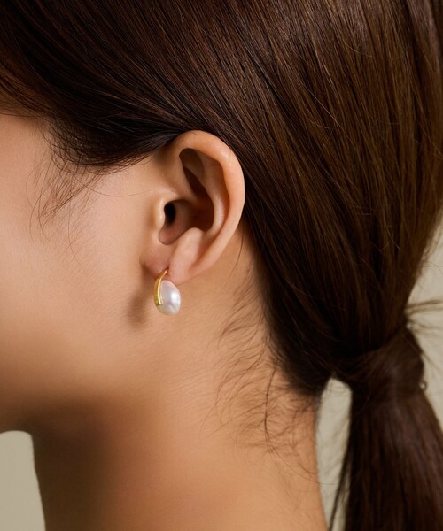 TOMORROWLAND （トゥモローランド）の「【別注】januka バロックパールピアス（ピアス（両耳用）・レディース・ホワイト×ゴールド・FREE）」の2枚目の写真