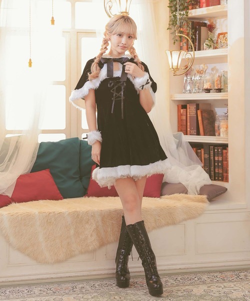 Tika（ティカ）の「サンタ コスプレ ブラック かわいい ケープ付き ふわふわ ファー レースアップ ベアトップ ノースリーブ フレア ミニ ワンピース 4点セット クリスマス コスチューム サンタコス（コスチューム/パーティーグッズ・レディース・ブラック・M）」の3枚目の写真