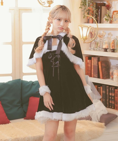Tika（ティカ）の「サンタ コスプレ ブラック かわいい ケープ付き ふわふわ ファー レースアップ ベアトップ ノースリーブ フレア ミニ ワンピース 4点セット クリスマス コスチューム サンタコス（コスチューム/パーティーグッズ・レディース・ブラック・M）」の4枚目の写真