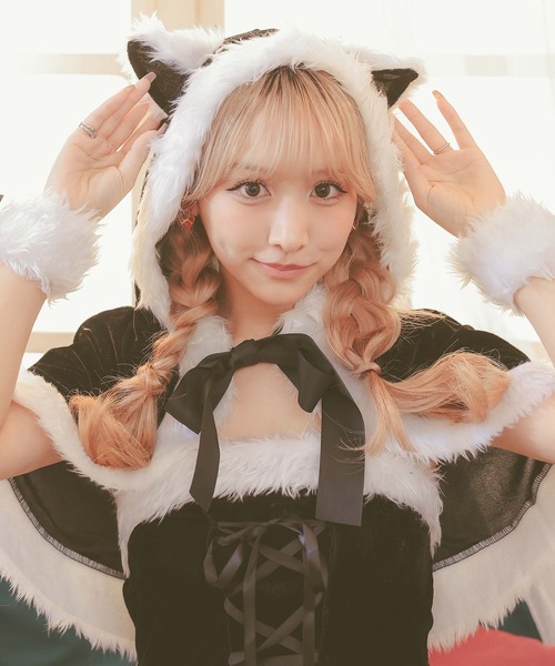 Tika（ティカ）の「サンタ コスプレ ブラック かわいい ケープ付き ふわふわ ファー レースアップ ベアトップ ノースリーブ フレア ミニ ワンピース 4点セット クリスマス コスチューム サンタコス（コスチューム/パーティーグッズ・レディース・ブラック・M）」の5枚目の写真