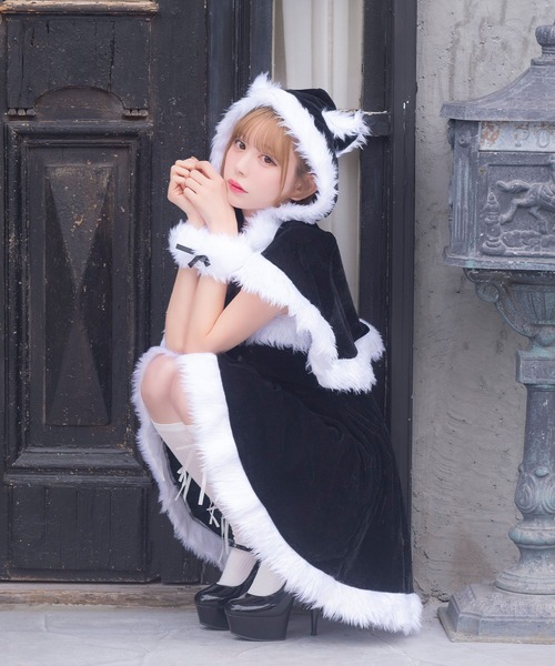 Tika（ティカ）の「サンタ コスプレ ブラック かわいい ケープ付き ふわふわ ファー レースアップ ベアトップ ノースリーブ フレア ミニ ワンピース 4点セット クリスマス コスチューム サンタコス（コスチューム/パーティーグッズ・レディース・ブラック・M）」の17枚目の写真