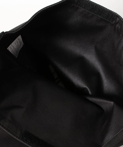 NEW BALANCE（ニューバランス）の「MT1996 ショルダーロールトップバッグ（ショルダーバッグ・メンズ・ブラック/ベージュ・ONE SIZE）」の7枚目の写真