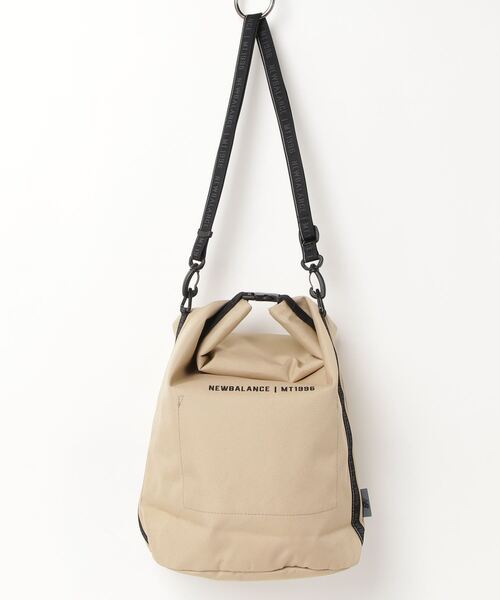 NEW BALANCE（ニューバランス）の「MT1996 ショルダーロールトップバッグ（ショルダーバッグ・メンズ・ブラック/ベージュ・ONE SIZE）」の8枚目の写真