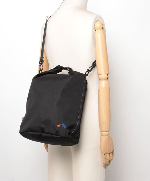 NEW BALANCE（ニューバランス）の「MT1996 ショルダーロールトップバッグ（ショルダーバッグ・メンズ・ブラック/ベージュ・ONE SIZE）」の9枚目の写真