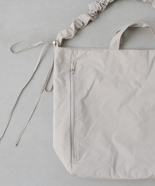 Actually（アクチュアリー）の「ナイロン2WAY シャーリングトート（トートバッグ・レディース・グレー/ブラック・フリー）」の4枚目の写真