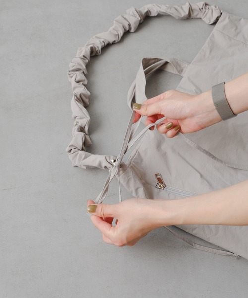 Actually（アクチュアリー）の「ナイロン2WAY シャーリングトート（トートバッグ・レディース・グレー/ブラック・フリー）」の5枚目の写真