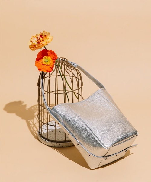 Beau're（ヴュレ）の「【BEAURE】牛革 カウレザー バケツ型 ワンショルダー バッグ B-24023（ショルダーバッグ・レディース・イエロー/アイボリー/ダークグレー/ブラック/ブラウン/シルバー・FREE）」の7枚目の写真