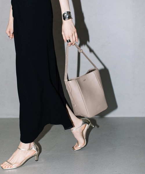 Beau're（ヴュレ）の「【BEAURE】牛革 カウレザー バケツ型 ワンショルダー バッグ B-24023（ショルダーバッグ・レディース・イエロー/アイボリー/ダークグレー/ブラック/ブラウン/シルバー・FREE）」の12枚目の写真