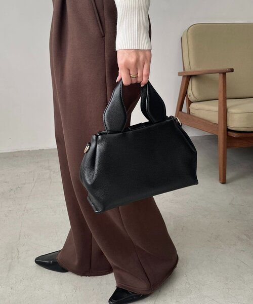 CAPRICIEUX LE'MAGE(カプリシューレマージュ)の「ラウンドミニボストンバッグ(ショルダーバッグ・レディース・ベージュ/ブラック・FREE)」の7枚目の写真