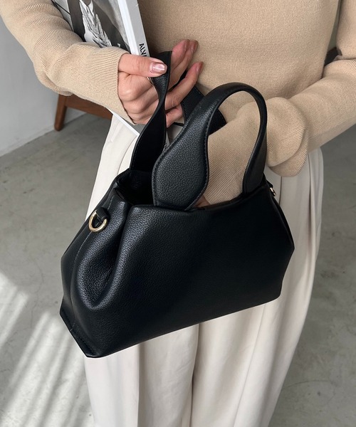 CAPRICIEUX LE'MAGE(カプリシューレマージュ)の「ラウンドミニボストンバッグ(ショルダーバッグ・レディース・ベージュ/ブラック・FREE)」の3枚目の写真