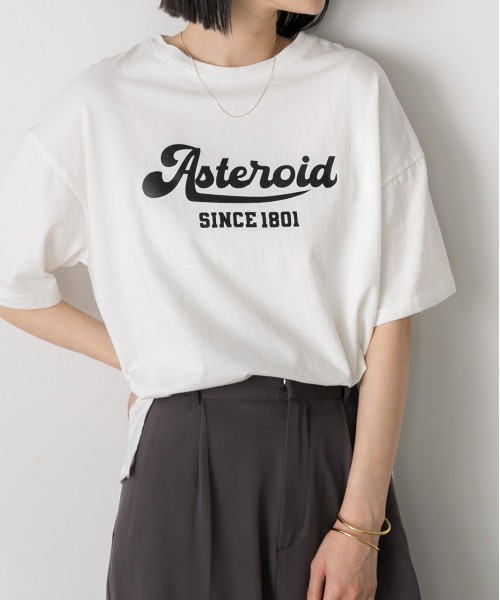 ad thie(アドティエ)の「ロゴプリント ベーシックTシャツ(Tシャツ/カットソー・レディース・ブラック/ブルーグレー/オフホワイト/モカ・FREE)」の1枚目の写真