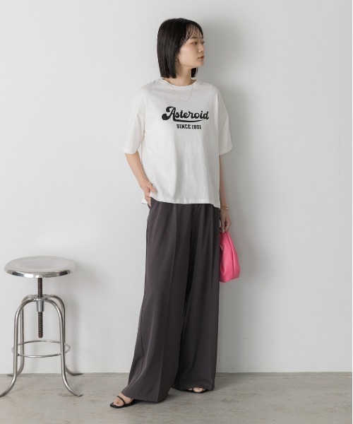 ad thie(アドティエ)の「ロゴプリント ベーシックTシャツ(Tシャツ/カットソー・レディース・ブラック/ブルーグレー/オフホワイト/モカ・FREE)」の6枚目の写真