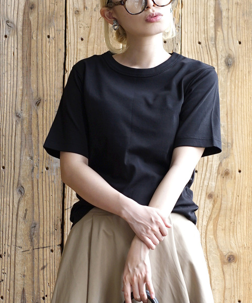 zootie（ズーティー）の「【きちんとしたい日もTシャツを。】シルキースムースコットン Tシャツ［5分袖］（Tシャツ/カットソー・レディース・ライトブルー/グレイッシュベージュ/ブラック/オフホワイト/ネイビー/ミント/黄土色系/ライトグレー・LL/L/M）」の3枚目の写真