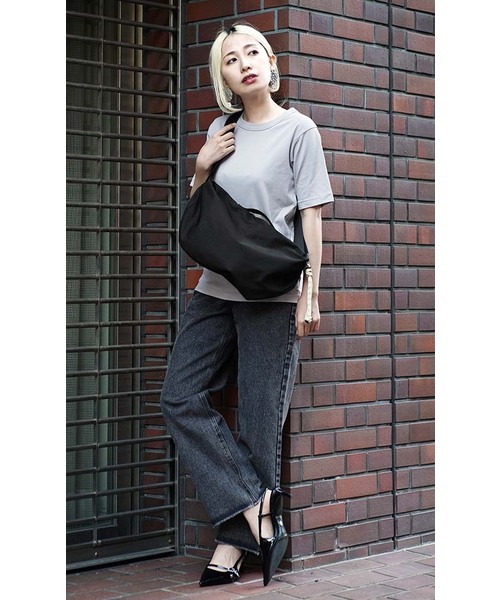 zootie（ズーティー）の「【きちんとしたい日もTシャツを。】シルキースムースコットン Tシャツ［5分袖］（Tシャツ/カットソー・レディース・ライトブルー/グレイッシュベージュ/ブラック/オフホワイト/ネイビー/ミント/黄土色系/ライトグレー・LL/L/M）」の14枚目の写真