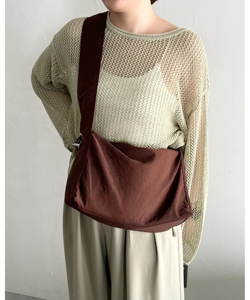 mysty woman(ミスティウーマン)の「シャーリングショルダーBAG2 144074 【500mlペットボトル収納可能!】(ショルダーバッグ・レディース・グレイッシュベージュ/ブラック/チョコ・FREE)」の1枚目の写真