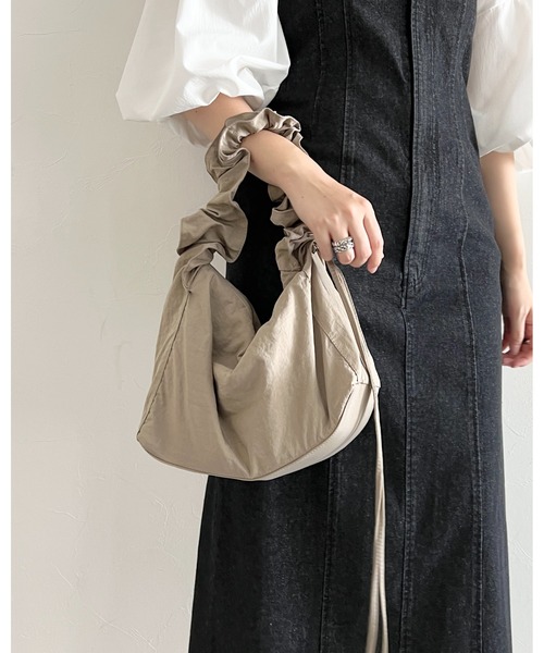 mysty woman(ミスティウーマン)の「シャーリングショルダーBAG2 144074 【500mlペットボトル収納可能!】(ショルダーバッグ・レディース・グレイッシュベージュ/ブラック/チョコ・FREE)」の4枚目の写真