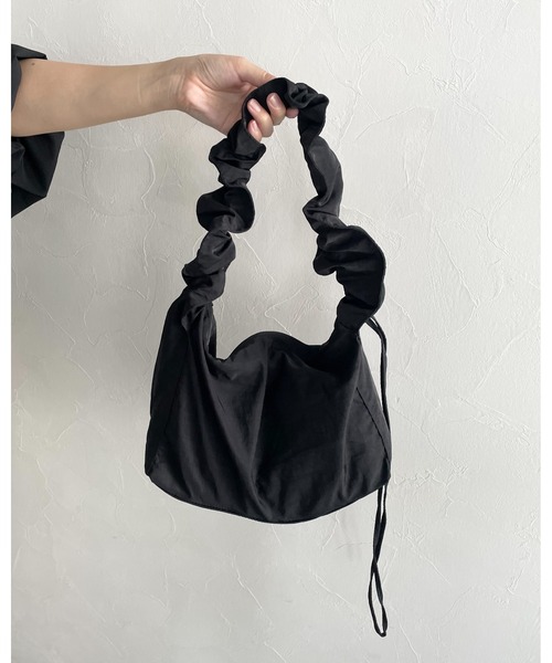 mysty woman(ミスティウーマン)の「シャーリングショルダーBAG2 144074 【500mlペットボトル収納可能!】(ショルダーバッグ・レディース・グレイッシュベージュ/ブラック/チョコ・FREE)」の6枚目の写真