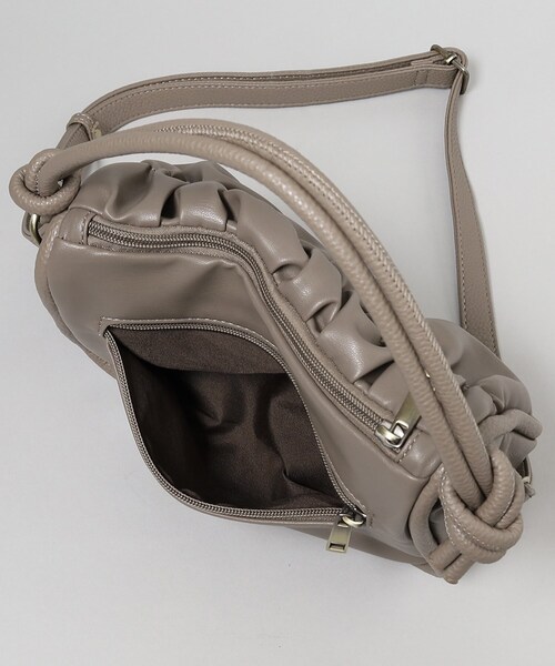 THE SHOP TK （ザ ショップ ティーケー ）の「【＠BAILA掲載】ギャザープレートFレザーBAG（ハンドバッグ・レディース・ブラック/ブラウン系その他・00）」の4枚目の写真