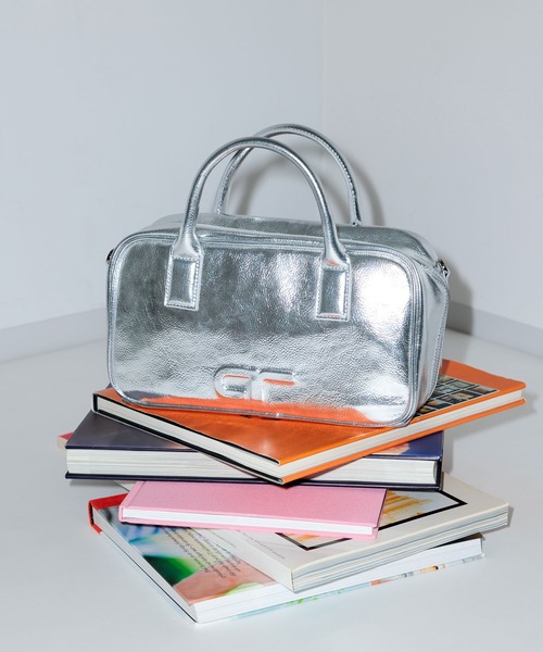 ADAM ET ROPE'（アダムエロペ）の「【一部WEB限定カラー・再入荷・サステナブル】ロゴスクエアボストンバッグ（ショルダーバッグ・レディース・ピンク系その他2/ブラック/ブラウン/シルバー・FREE）」の4枚目の写真