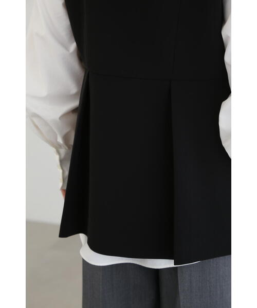 JILL STUART(ジルスチュアート)の「◆パール釦ペプラムジレ(ノーカラージャケット・レディース・ブラック・MEDIUM/SMALL)」の3枚目の写真