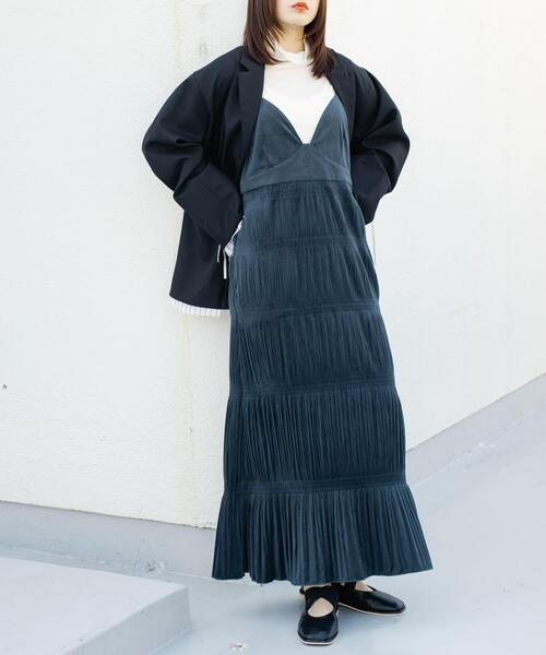 KBF(ケイビーエフ)の「マジョリカプリーツキャミワンピース(ワンピース・レディース・ブラック/ブラウン/チャコールグレー・ONE)」の1枚目の写真