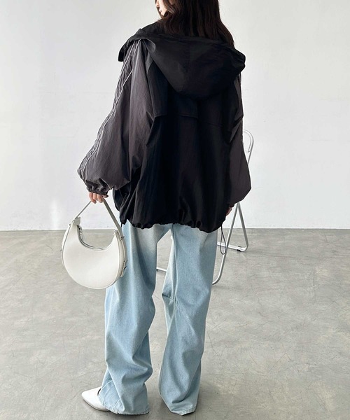 GeeRA（ジーラ）の「ライン入り配色ナイロンオーバーサイズブルゾン（マウンテンパーカー・レディース・ブラック/グレー・LARGE/MEDIUM）」の8枚目の写真