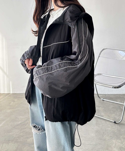 GeeRA（ジーラ）の「ライン入り配色ナイロンオーバーサイズブルゾン（マウンテンパーカー・レディース・ブラック/グレー・LARGE/MEDIUM）」の5枚目の写真