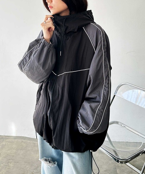 GeeRA（ジーラ）の「ライン入り配色ナイロンオーバーサイズブルゾン（マウンテンパーカー・レディース・ブラック/グレー・LARGE/MEDIUM）」の4枚目の写真
